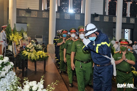 Đồng đội, nhân dân rơi nước mắt nghiêng mình trước vong linh 3 liệt sĩ - Ảnh 3. Đồng đội, nhân dân rơi nước mắt nghiêng mình trước vong linh 3 liệt sĩ - Ảnh 3.