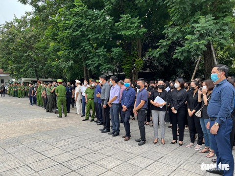 Đồng đội, nhân dân rơi nước mắt nghiêng mình trước vong linh 3 liệt sĩ - Ảnh 16. Đồng đội, nhân dân rơi nước mắt nghiêng mình trước vong linh 3 liệt sĩ - Ảnh 16.