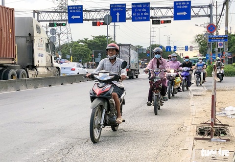 Ớn cảnh chạy xe máy ngược chiều vun vút trên quốc lộ 1 như đường hai chiều - Ảnh 1. Ớn cảnh chạy xe máy ngược chiều vun vút trên quốc lộ 1 như đường hai chiều - Ảnh 1.
