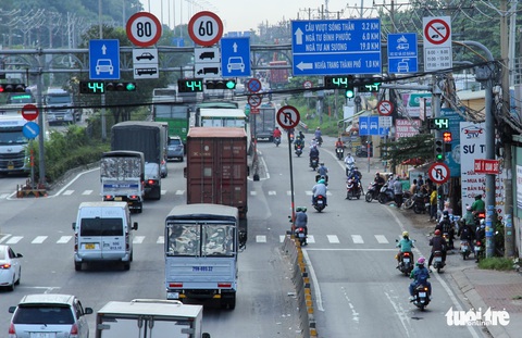 Ớn cảnh chạy xe máy ngược chiều vun vút trên quốc lộ 1 như đường hai chiều - Ảnh 6. Ớn cảnh chạy xe máy ngược chiều vun vút trên quốc lộ 1 như đường hai chiều - Ảnh 6.
