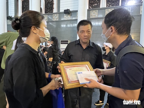 Truy tặng danh hiệu Bạn đồng hành quanh tôi cho 3 chiến sĩ phòng cháy chữa cháy hy sinh - Ảnh 2. Truy tặng danh hiệu Bạn đồng hành quanh tôi cho 3 chiến sĩ phòng cháy chữa cháy hy sinh - Ảnh 2.