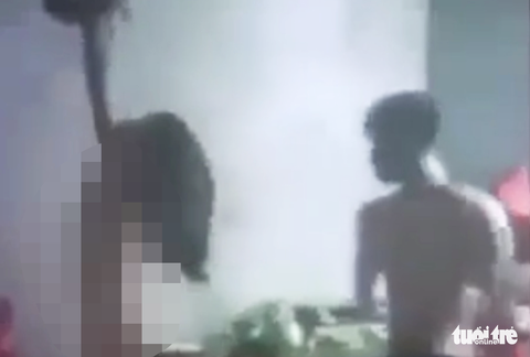 Xác minh video bé gái bị lột quần áo, treo lên trần nhà - Ảnh 1. Xác minh video bé gái bị lột quần áo, treo lên trần nhà - Ảnh 1.
