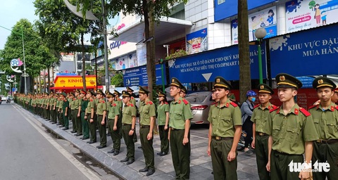 Đồng đội, nhân dân rơi nước mắt nghiêng mình trước vong linh 3 liệt sĩ - Ảnh 20. Đồng đội, nhân dân rơi nước mắt nghiêng mình trước vong linh 3 liệt sĩ - Ảnh 20.