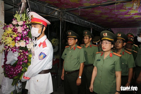 Thăng quân hàm trước niên hạn lên thiếu tá cho cán bộ công an hy sinh tại Đồng Tháp - Ảnh 3. Thăng quân hàm trước niên hạn lên thiếu tá cho cán bộ công an hy sinh tại Đồng Tháp - Ảnh 3.