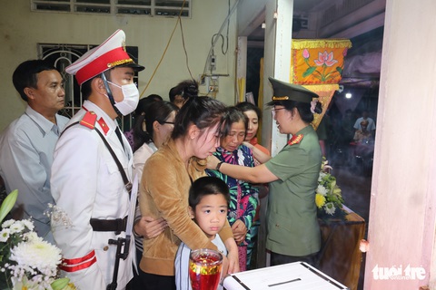 Thăng quân hàm trước niên hạn lên thiếu tá cho cán bộ công an hy sinh tại Đồng Tháp - Ảnh 2. Thăng quân hàm trước niên hạn lên thiếu tá cho cán bộ công an hy sinh tại Đồng Tháp - Ảnh 2.