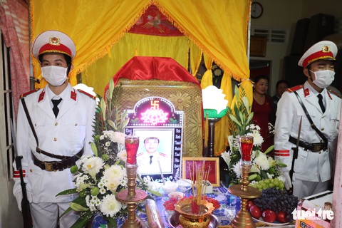 Thăng quân hàm trước niên hạn lên thiếu tá cho cán bộ công an hy sinh tại Đồng Tháp - Ảnh 1. Thăng quân hàm trước niên hạn lên thiếu tá cho cán bộ công an hy sinh tại Đồng Tháp - Ảnh 1.
