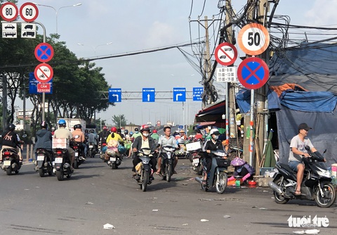 Ớn cảnh chạy xe máy ngược chiều vun vút trên quốc lộ 1 như đường hai chiều - Ảnh 4. Ớn cảnh chạy xe máy ngược chiều vun vút trên quốc lộ 1 như đường hai chiều - Ảnh 4.