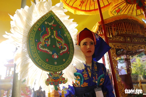 Rực sắc màu tại lễ rước Thánh Mẫu điện Huệ Nam - Ảnh 1. Rực sắc màu tại lễ rước Thánh Mẫu điện Huệ Nam - Ảnh 1.