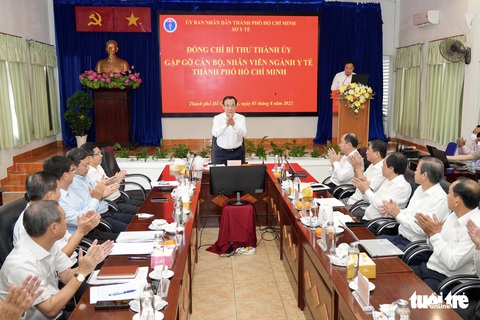 Bí thư Nguyễn Văn Nên: ‘Người dân bệnh, bác sĩ lo, bác sĩ không khỏe thì ai lo? - Ảnh 1. Bí thư Nguyễn Văn Nên: ‘Người dân bệnh, bác sĩ lo, bác sĩ không khỏe thì ai lo? - Ảnh 1.