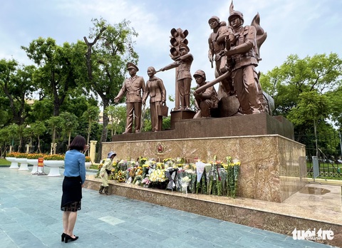 Đồng đội, nhân dân rơi nước mắt nghiêng mình trước vong linh 3 liệt sĩ - Ảnh 24. Đồng đội, nhân dân rơi nước mắt nghiêng mình trước vong linh 3 liệt sĩ - Ảnh 24.