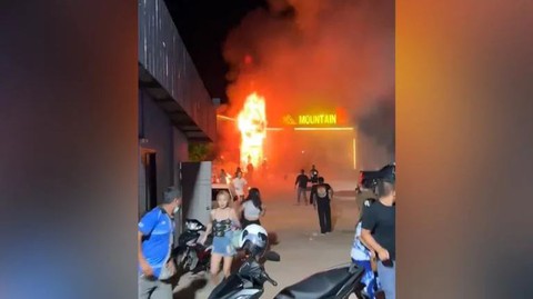 Cháy hộp đêm ở Thái Lan, ít nhất 13 người chết, 40 người bị thương - Ảnh 1. Cháy hộp đêm ở Thái Lan, ít nhất 13 người chết, 40 người bị thương - Ảnh 1.