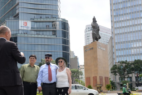 Cựu thủ tướng Israel thăm các di tích ở Sài Gòn - Ảnh 1. Cựu thủ tướng Israel thăm các di tích ở Sài Gòn - Ảnh 1.