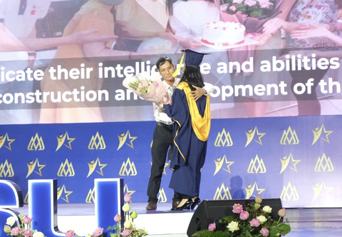 Cô cử nhân câm điếc và hành trình yêu thương của người cha - Ảnh 1. Cô cử nhân câm điếc và hành trình yêu thương của người cha - Ảnh 1.