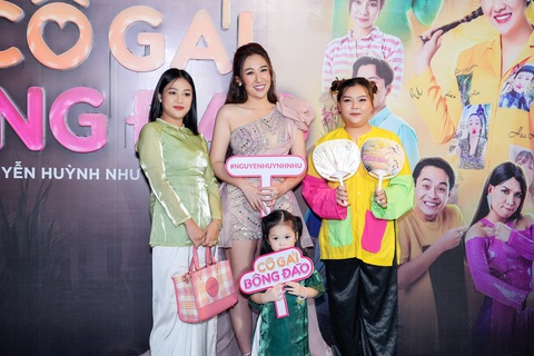 Đại Nghĩa, Huỳnh Như, Ngọc Hoa khiến khán giả ‘cười bò’ trong sitcom ‘Cô gái Bông Đào’ - Ảnh 2. Đại Nghĩa, Huỳnh Như, Ngọc Hoa khiến khán giả ‘cười bò’ trong sitcom ‘Cô gái Bông Đào’ - Ảnh 2.