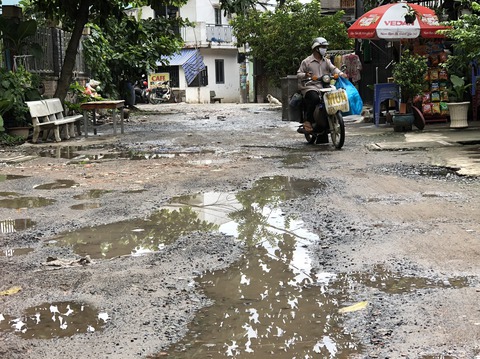 Dân khổ vì mặt đường nát như tương, rác nằm ngổn ngang - Ảnh 1. Dân khổ vì mặt đường nát như tương, rác nằm ngổn ngang - Ảnh 1.