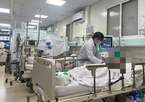Vụ nghi ngộ độc rượu: 6/8 nạn nhân là nhân viên của nhà hàng Mr Bao, 2 người tử vong - Ảnh 1. Vụ nghi ngộ độc rượu: 6/8 nạn nhân là nhân viên của nhà hàng Mr Bao, 2 người tử vong - Ảnh 1.