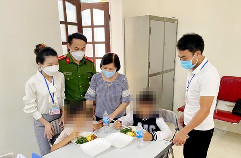 Người đàn ông treo con gái lên trần nhà để đánh đã ra công an trình diện - Ảnh 1. Người đàn ông treo con gái lên trần nhà để đánh đã ra công an trình diện - Ảnh 1.