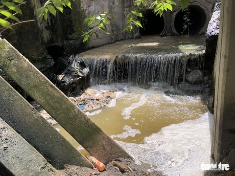 Nơm nớp sống cạnh cống thoát nước chực chờ ‘nuốt trọn’ nhà ở - Ảnh 3. Nơm nớp sống cạnh cống thoát nước chực chờ ‘nuốt trọn’ nhà ở - Ảnh 3.