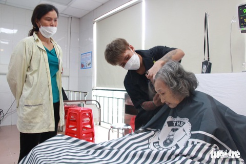 Ở bệnh viện lâu ngày không cắt tóc được, đã có thanh niên lo - Ảnh 2. Ở bệnh viện lâu ngày không cắt tóc được, đã có thanh niên lo - Ảnh 2.