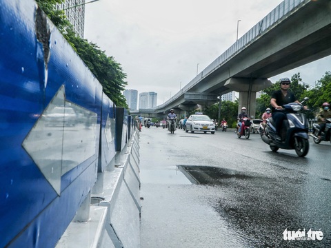 Điểm nút kẹt xe Hà Nội ngày đầu phân làn: Chưa thấy chuyển biến gì - Ảnh 4. Điểm nút kẹt xe Hà Nội ngày đầu phân làn: Chưa thấy chuyển biến gì - Ảnh 4.