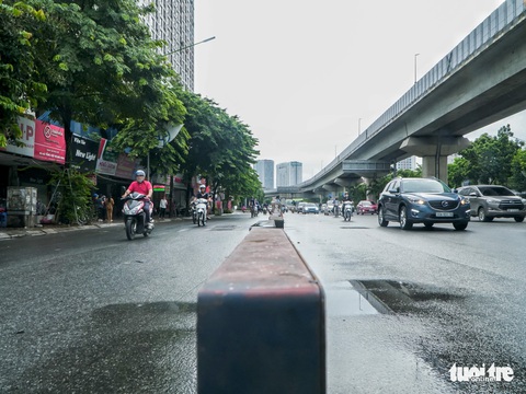 Điểm nút kẹt xe Hà Nội ngày đầu phân làn: Chưa thấy chuyển biến gì - Ảnh 2. Điểm nút kẹt xe Hà Nội ngày đầu phân làn: Chưa thấy chuyển biến gì - Ảnh 2.
