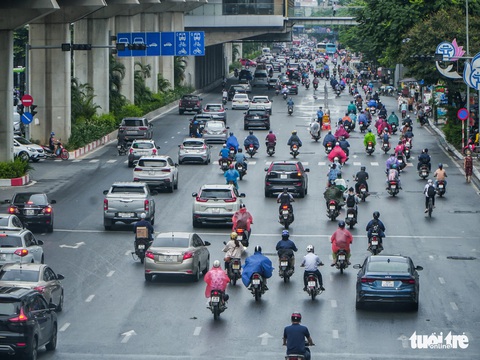 Điểm nút kẹt xe Hà Nội ngày đầu phân làn: Chưa thấy chuyển biến gì - Ảnh 3. Điểm nút kẹt xe Hà Nội ngày đầu phân làn: Chưa thấy chuyển biến gì - Ảnh 3.
