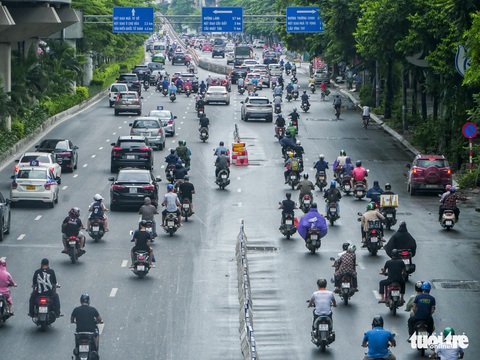 Điểm nút kẹt xe Hà Nội ngày đầu phân làn: Chưa thấy chuyển biến gì - Ảnh 1. Điểm nút kẹt xe Hà Nội ngày đầu phân làn: Chưa thấy chuyển biến gì - Ảnh 1.