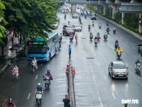 Điểm nút kẹt xe Hà Nội ngày đầu phân làn: Chưa thấy chuyển biến gì - Ảnh 6. Điểm nút kẹt xe Hà Nội ngày đầu phân làn: Chưa thấy chuyển biến gì - Ảnh 6.