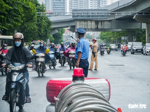 Điểm nút kẹt xe Hà Nội ngày đầu phân làn: Chưa thấy chuyển biến gì - Ảnh 5. Điểm nút kẹt xe Hà Nội ngày đầu phân làn: Chưa thấy chuyển biến gì - Ảnh 5.