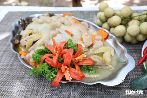 Về Cần Thơ, khó nhịn thèm món gà um dâu Hạ Châu ngọt lịm - Ảnh 4. Về Cần Thơ, khó nhịn thèm món gà um dâu Hạ Châu ngọt lịm - Ảnh 4.