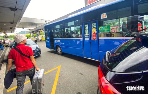 Phải mở đường cho xe buýt vào sân bay Tân Sơn Nhất - Ảnh 1. Phải mở đường cho xe buýt vào sân bay Tân Sơn Nhất - Ảnh 1.