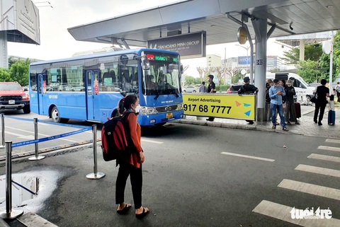 Phải mở đường cho xe buýt vào sân bay Tân Sơn Nhất - Ảnh 3. Phải mở đường cho xe buýt vào sân bay Tân Sơn Nhất - Ảnh 3.
