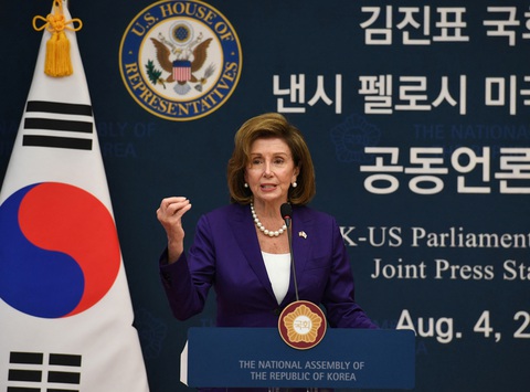 Phía sau phút bối rối của bà Pelosi - Ảnh 1. Phía sau phút bối rối của bà Pelosi - Ảnh 1.