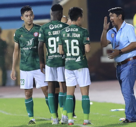 Sân Thiên Trường: HLV Trần Minh Chiến ‘khóc’ với hậu vệ - Ảnh 2. Sân Thiên Trường: HLV Trần Minh Chiến ‘khóc’ với hậu vệ - Ảnh 2.