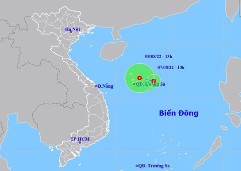 Áp thấp chuyển hướng vào bờ, dự báo mạnh lên trong ngày mai 8-8 - Ảnh 1. Áp thấp chuyển hướng vào bờ, dự báo mạnh lên trong ngày mai 8-8 - Ảnh 1.