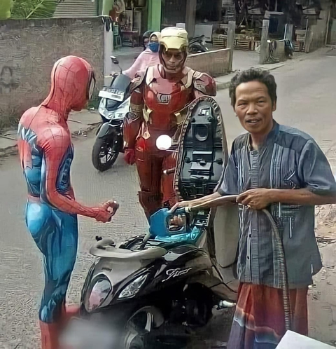 Ảnh vui 7-8: Siêu anh hùng cũng bị... hết xăng! - Ảnh 1. Ảnh vui 7-8: Siêu anh hùng cũng bị... hết xăng! - Ảnh 1.