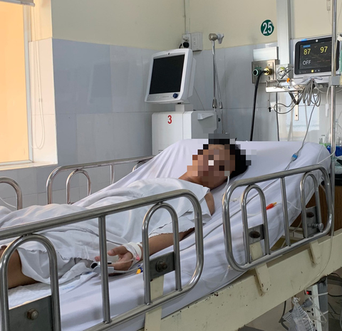 Vụ ngộ độc rượu làm 2 người tử vong: Thêm một bệnh nhân nguy kịch, tổn thương hai bên bán cầu não - Ảnh 1. Vụ ngộ độc rượu làm 2 người tử vong: Thêm một bệnh nhân nguy kịch, tổn thương hai bên bán cầu não - Ảnh 1.