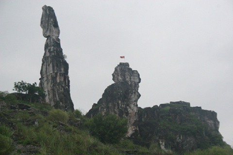 Hòn Vọng Phu ở Thanh Hóa bị sét đánh, mưa lớn gây sạt lở - Ảnh 2. Hòn Vọng Phu ở Thanh Hóa bị sét đánh, mưa lớn gây sạt lở - Ảnh 2.