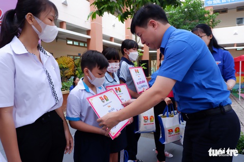 Thiếu nhi trải nghiệm thực tế ảo, hớt tóc miễn phí - Ảnh 2. Thiếu nhi trải nghiệm thực tế ảo, hớt tóc miễn phí - Ảnh 2.