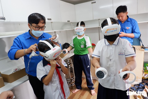 Thiếu nhi trải nghiệm thực tế ảo, hớt tóc miễn phí - Ảnh 1. Thiếu nhi trải nghiệm thực tế ảo, hớt tóc miễn phí - Ảnh 1.