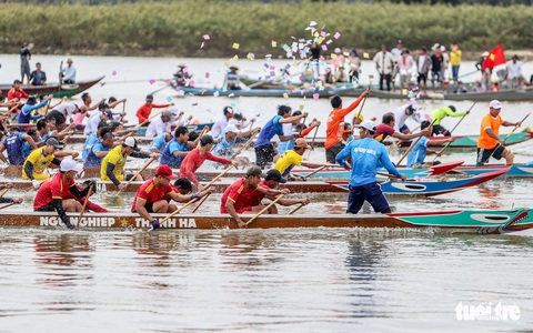10.000 người về làng gốm Thanh Hà xem đua thuyền trên sông Thu Bồn - Ảnh 1. 10.000 người về làng gốm Thanh Hà xem đua thuyền trên sông Thu Bồn - Ảnh 1.