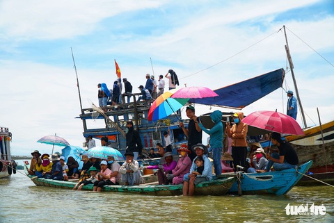 10.000 người về làng gốm Thanh Hà xem đua thuyền trên sông Thu Bồn - Ảnh 6. 10.000 người về làng gốm Thanh Hà xem đua thuyền trên sông Thu Bồn - Ảnh 6.