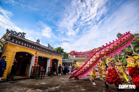 10.000 người về làng gốm Thanh Hà xem đua thuyền trên sông Thu Bồn - Ảnh 8. 10.000 người về làng gốm Thanh Hà xem đua thuyền trên sông Thu Bồn - Ảnh 8.