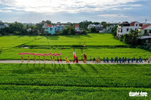 10.000 người về làng gốm Thanh Hà xem đua thuyền trên sông Thu Bồn - Ảnh 7. 10.000 người về làng gốm Thanh Hà xem đua thuyền trên sông Thu Bồn - Ảnh 7.