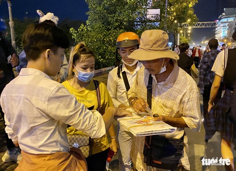 Tiêu thụ vé số truyền thống vẫn được ưa chuộng, công ty xổ số lãi lớn - Ảnh 1. Tiêu thụ vé số truyền thống vẫn được ưa chuộng, công ty xổ số lãi lớn - Ảnh 1.