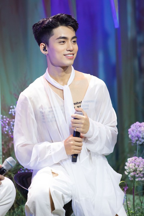 Em trai Sơn Tùng thiệt biết đùa, ra mắt bằng MV Quên anh đi - Ảnh 6. Em trai Sơn Tùng thiệt biết đùa, ra mắt bằng MV Quên anh đi - Ảnh 6.