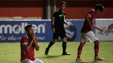 U16 Việt Nam chịu sức ép lớn từ CĐV Indonesia và quyết định không tốt của trọng tài - Ảnh 1. U16 Việt Nam chịu sức ép lớn từ CĐV Indonesia và quyết định không tốt của trọng tài - Ảnh 1.