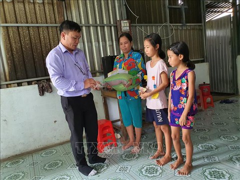 Thầy giáo bán vé số kiếm tiền giúp trò nghèo - Ảnh 2. Thầy giáo bán vé số kiếm tiền giúp trò nghèo - Ảnh 2.