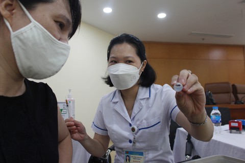 COVID-19: ca nhiễm tăng, vắc xin tồn kho khủng - Ảnh 1. COVID-19: ca nhiễm tăng, vắc xin tồn kho khủng - Ảnh 1.