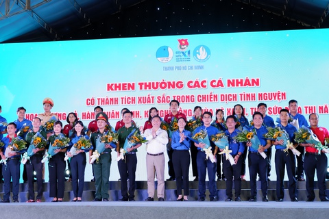 Phong trào tình nguyện phải luôn tiến lên phía trước - Ảnh 1. Phong trào tình nguyện phải luôn tiến lên phía trước - Ảnh 1.